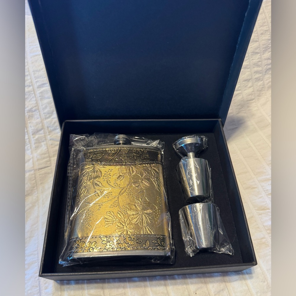 Hip Flask w/Two Shot Glasses & Funnel-Stainless Steel 8 Oz (230ml)-NIB Gift Set